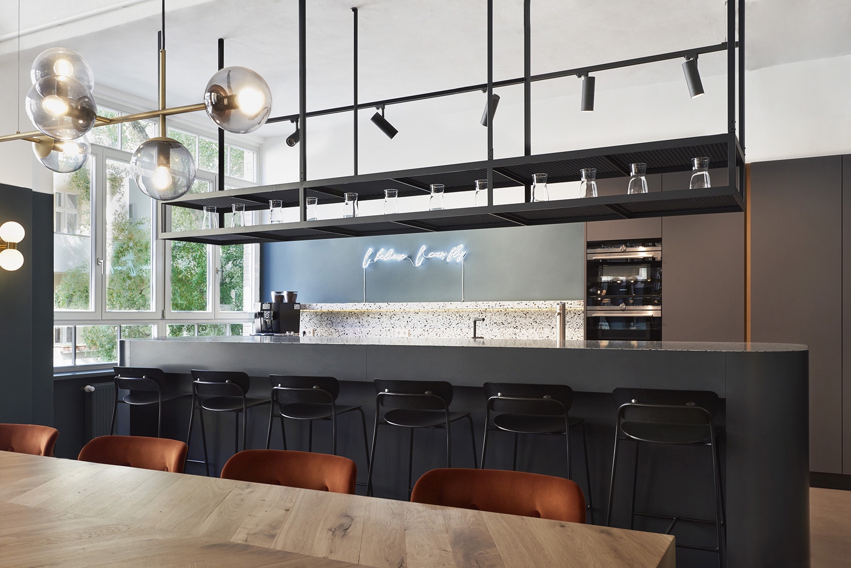 AirHelp Headquarters kitchen bar ©Fourrichon Architecture