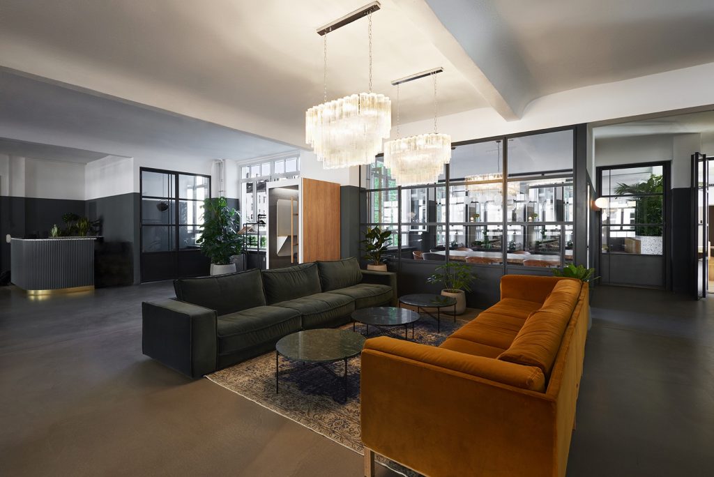 AirHelp Headquarters lounge sofa ©Fourrichon Architecture
